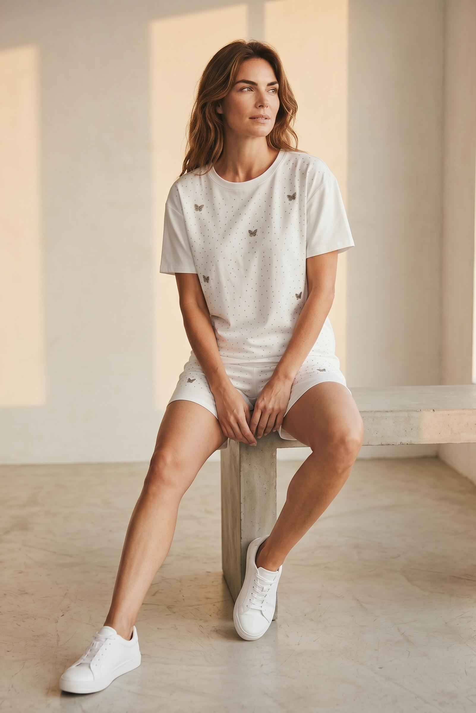 Compleu alb damă sport-chic – tricou și pantaloni scurți cu detalii strălucitoare și fluturași