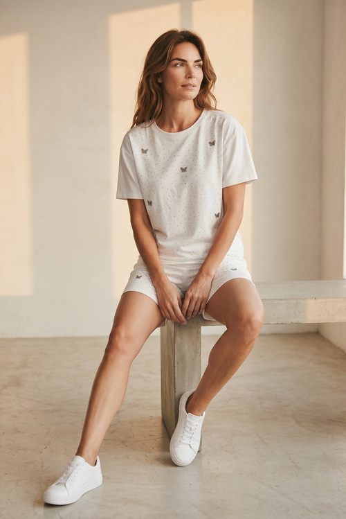 Compleu alb damă sport-chic – tricou și pantaloni scurți cu detalii strălucitoare și fluturași