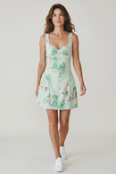 Rochie scurtă cu imprimeu floral și nasturi decorativi – Elegantă și feminină