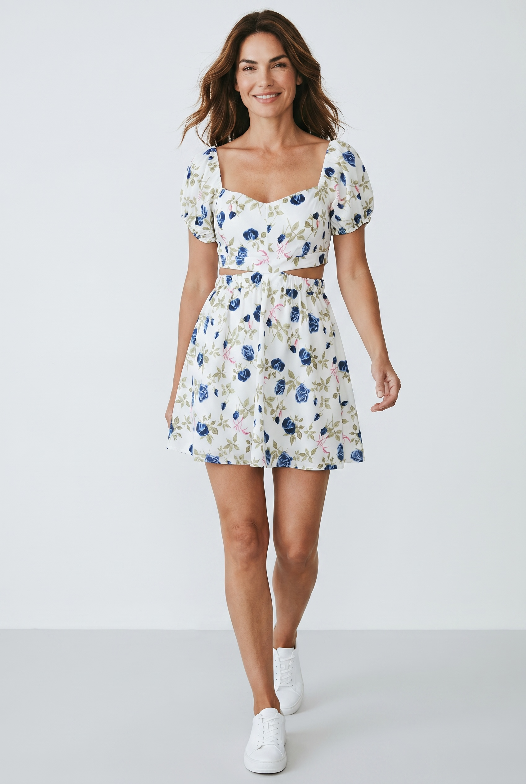 Rochie scurtă de vară albă cu imprimeu floral albastru
