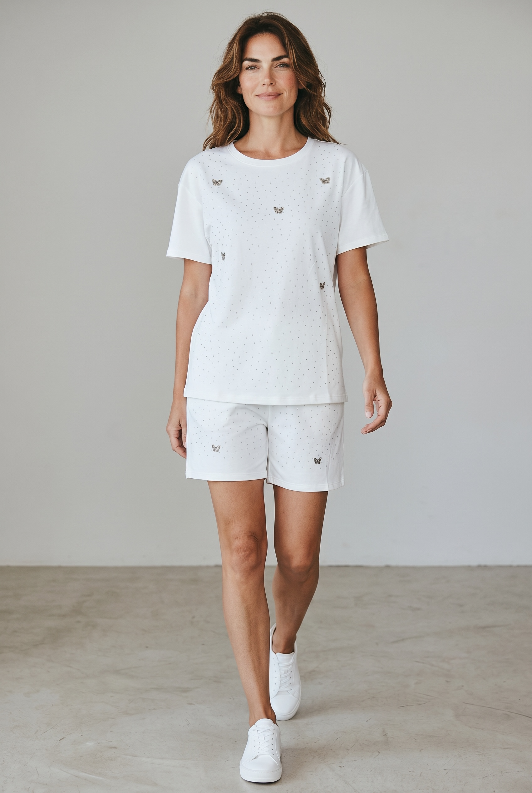 Compleu alb damă sport-chic – tricou și pantaloni scurți cu detalii strălucitoare și fluturași