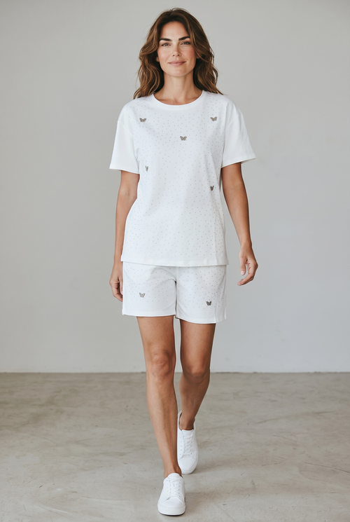 Compleu alb damă sport-chic – tricou și pantaloni scurți cu detalii strălucitoare și fluturași