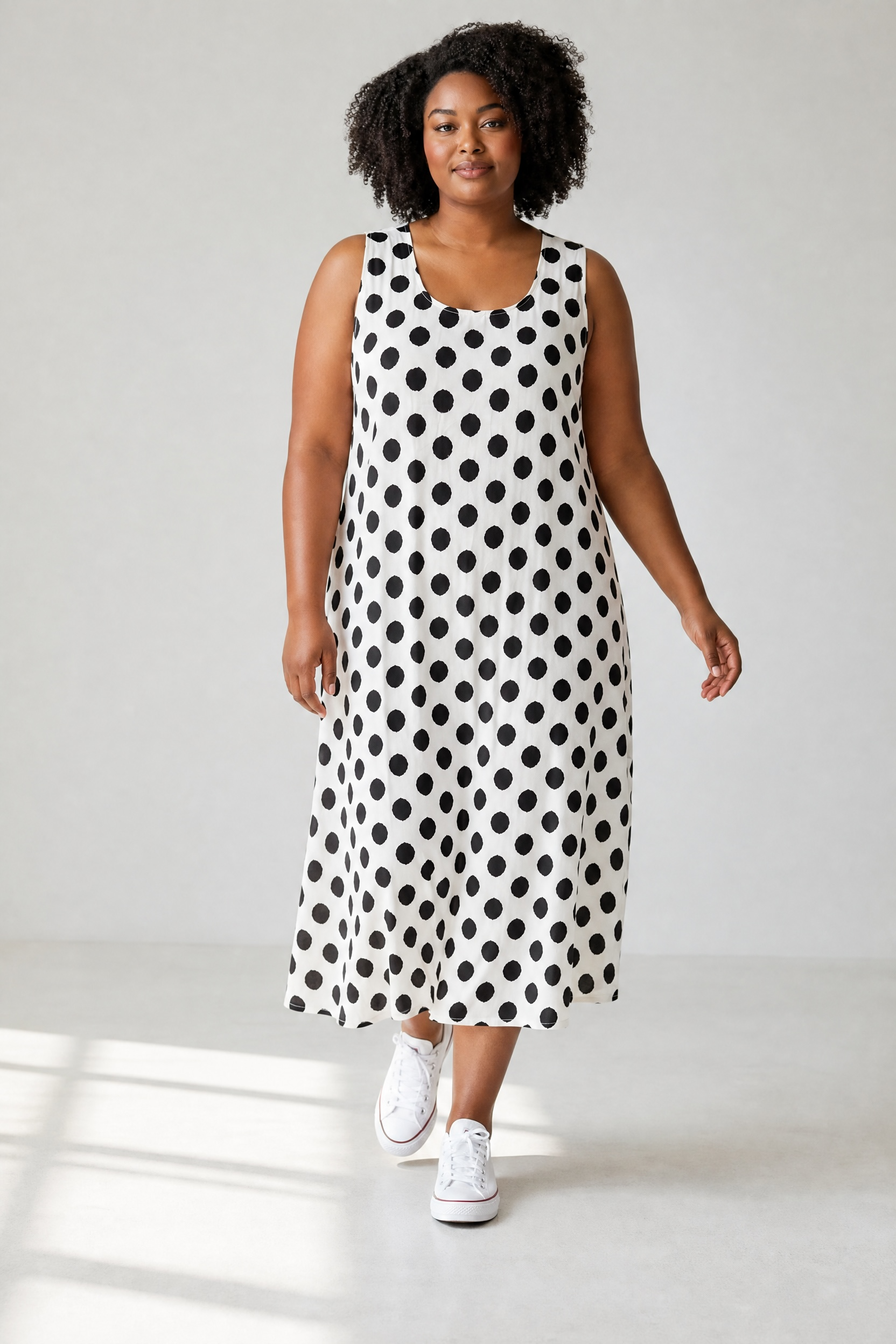 Rochie midi lejeră albă cu buline negre – croială elegantă pentru doamne cu forme