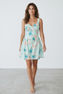 Rochie scurtă cu imprimeu floral și nasturi decorativi – Elegantă și feminină