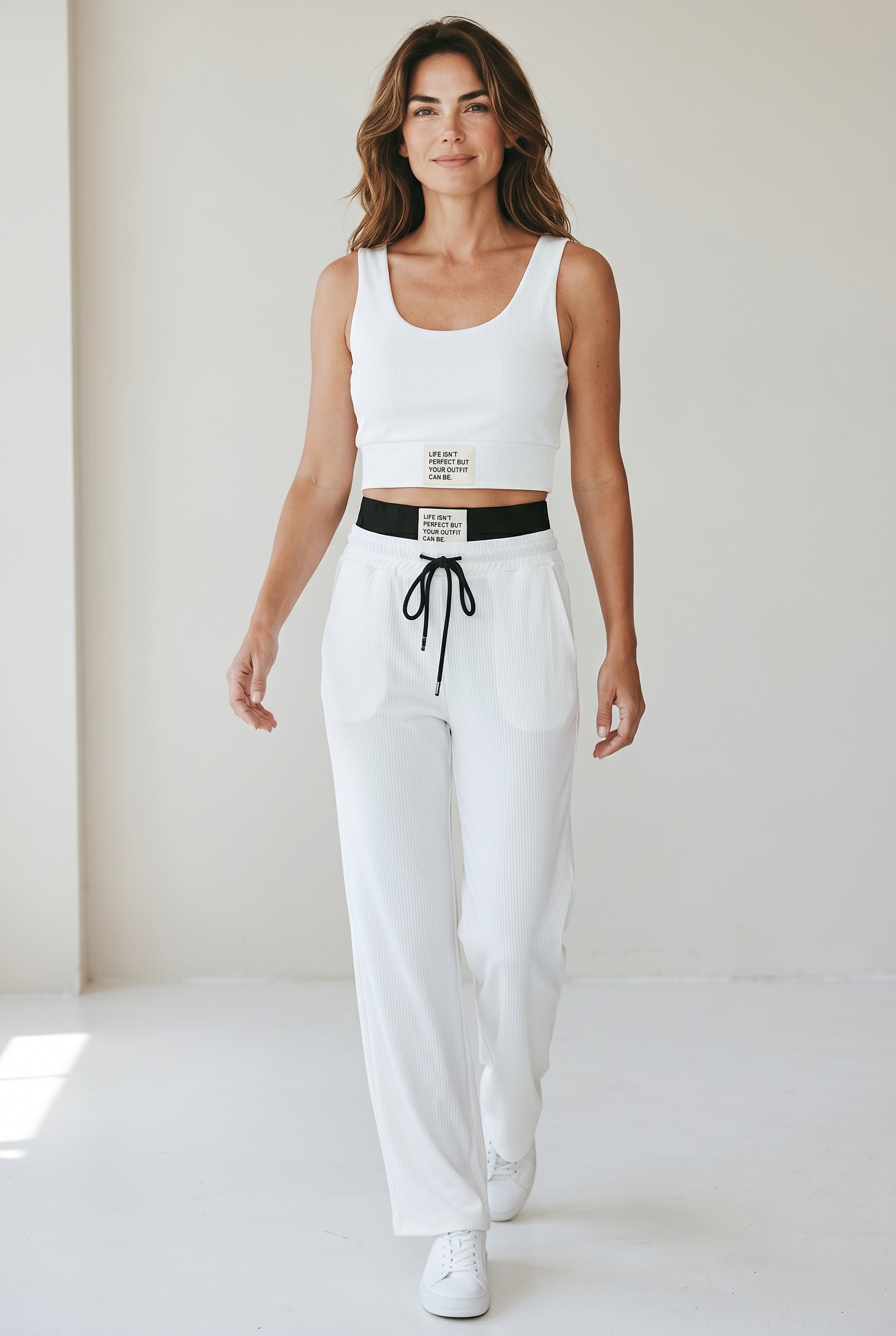 Compleu sport alb damă – top și pantaloni, confort și stil pentru fiecare zi