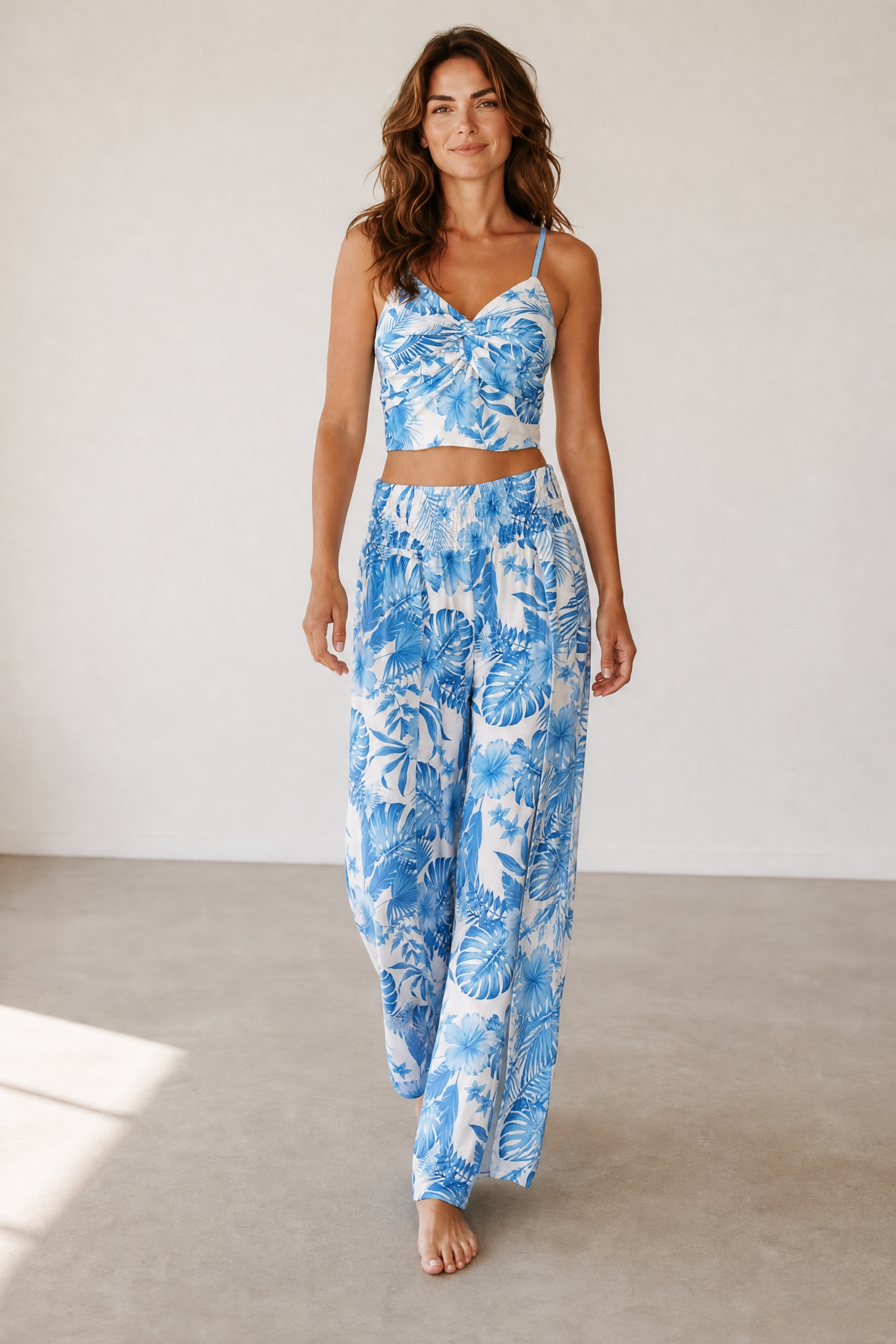 Compleu de vară damă alb cu imprimeu floral albastru și pantaloni Palazzo cu șliț lateral