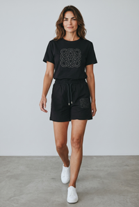 Compleu negru damă sport-chic – tricou și pantaloni scurți cu inserții strălucitoare