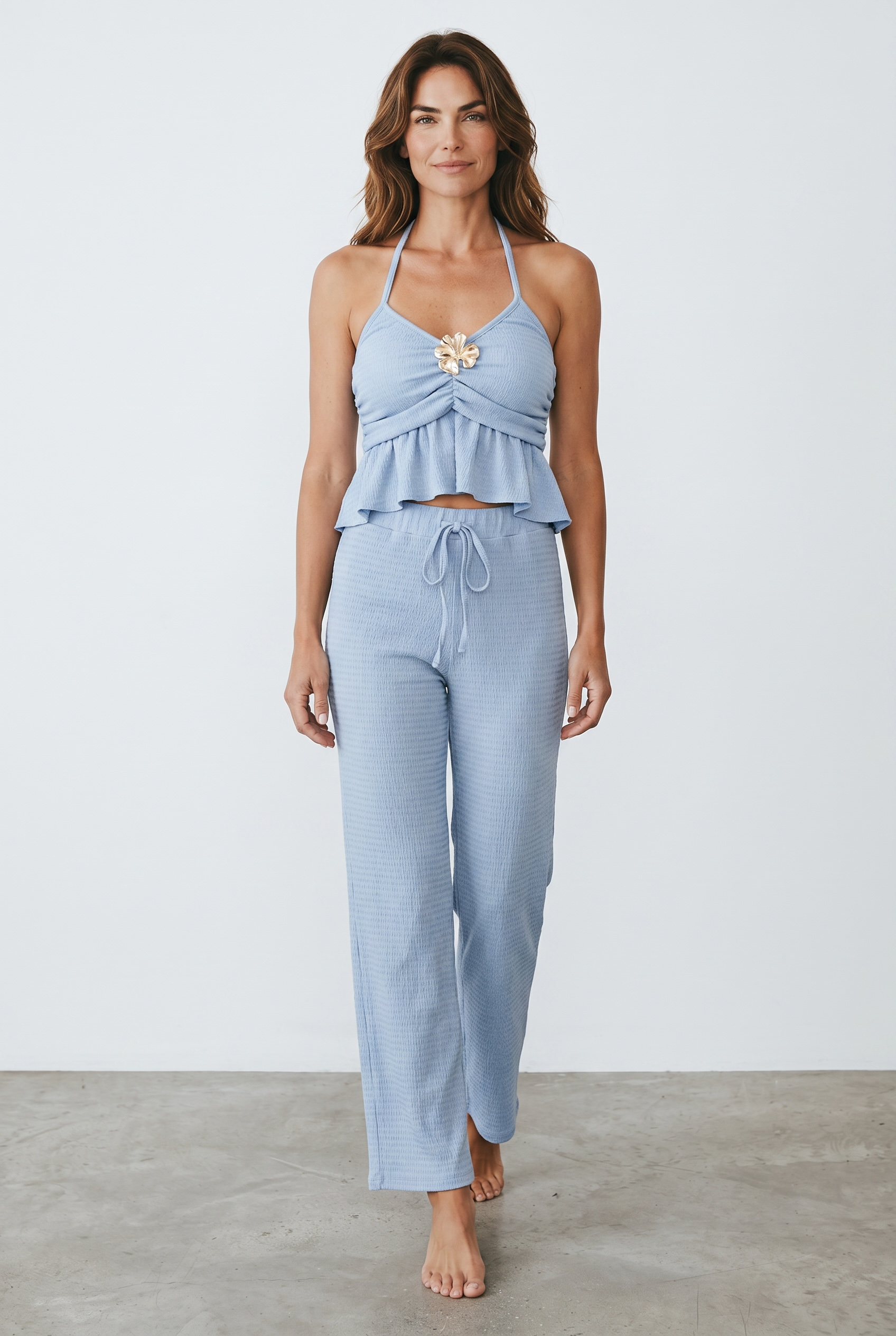 Compleu Baby Blue – top sexy și pantaloni din material creponat, cu broșă aurie decorativă