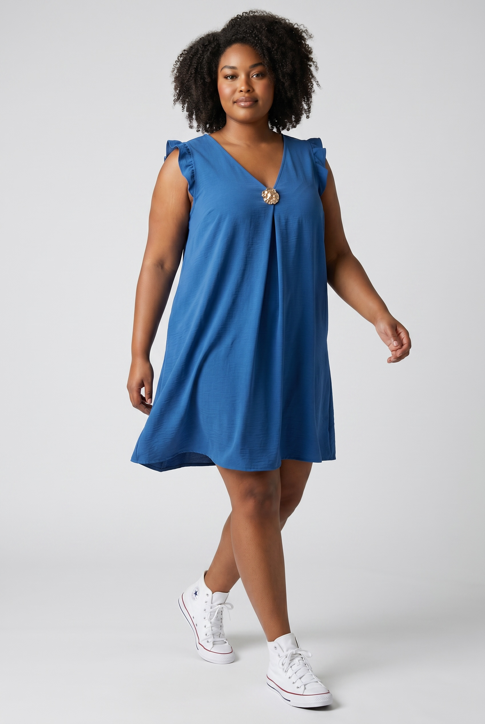 Rochie albastră lejeră din material fluid – cu broșă decorativă aurie, mărime universală (S–XXL)