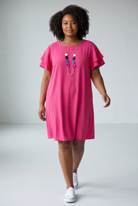 Rochie de vară roz fucsia damă – cu volănașe, mânecă scurtă, lanț decorativ și mărime universală (până la XXL)
