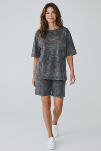 Compleu gri prespălat damă – tricou și pantaloni scurți cu inimioare brodate
