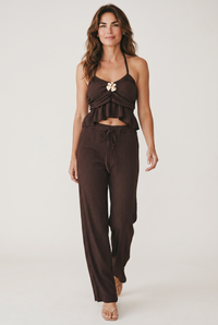 Compleu maro ciocolată – top sexy și pantaloni din material creponat