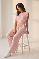 Compleu roz pudră damă cu pliuri – top și pantaloni cu cordon în talie