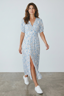 Rochie midi albă cu imprimeu floral albastru – mărime universală, feminină și confortabilă