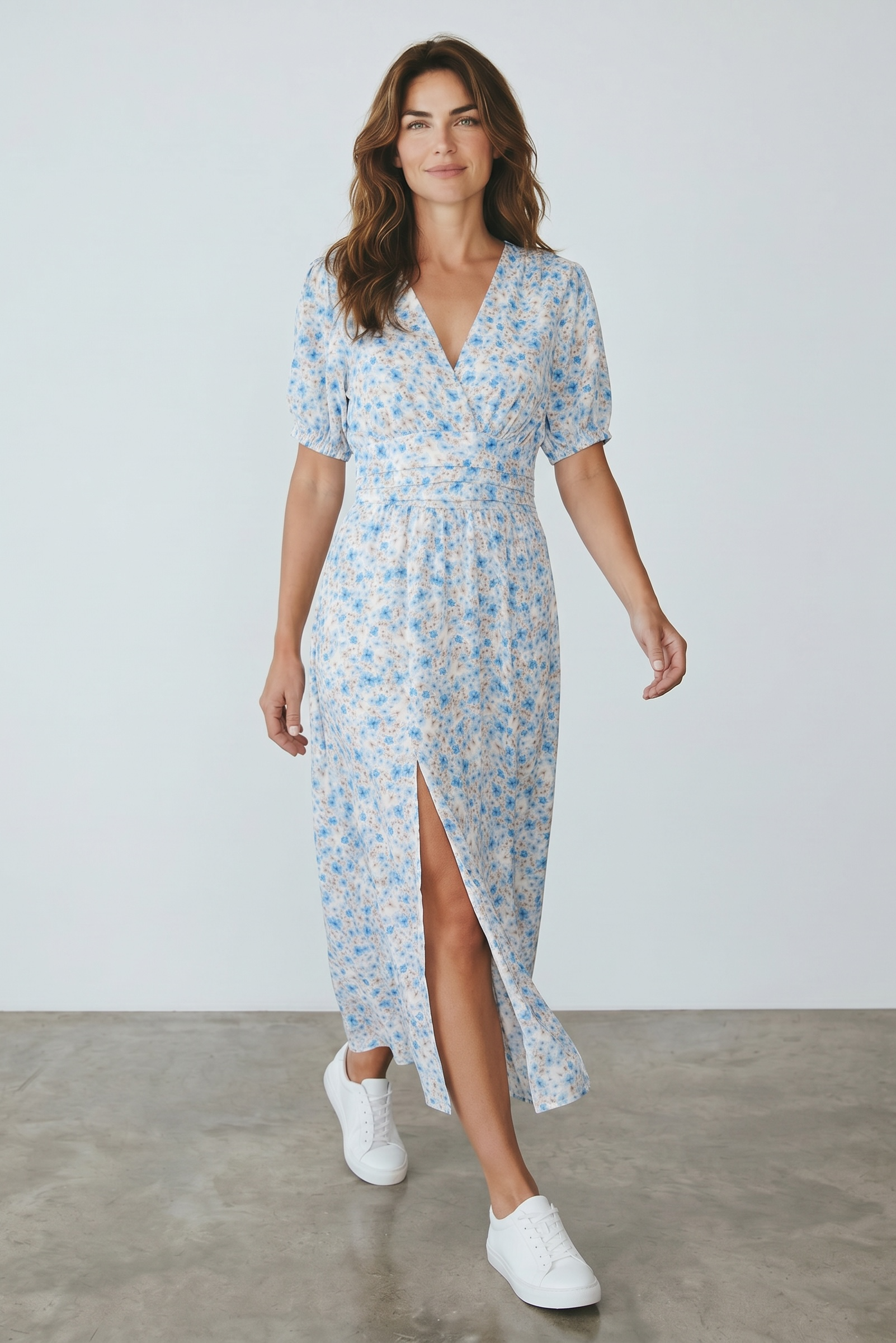 Rochie midi albă cu imprimeu floral albastru – mărime universală, feminină și confortabilă