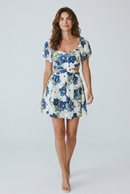 Rochie scurtă de vară albă cu imprimeu floral albastru