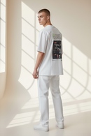 Tricou bărbătesc alb din bumbac cu imprimeu grafic 'stay humble' pe spate și design urban