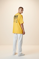 Tricou bărbați galben din bumbac cu imprimeu grafic 'white' pe spate, stil streetwear modern