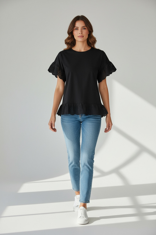 Bluză neagră de damă cu volane din broderie englezească la mâneci și tiv, stil casual-elegant din bumbac