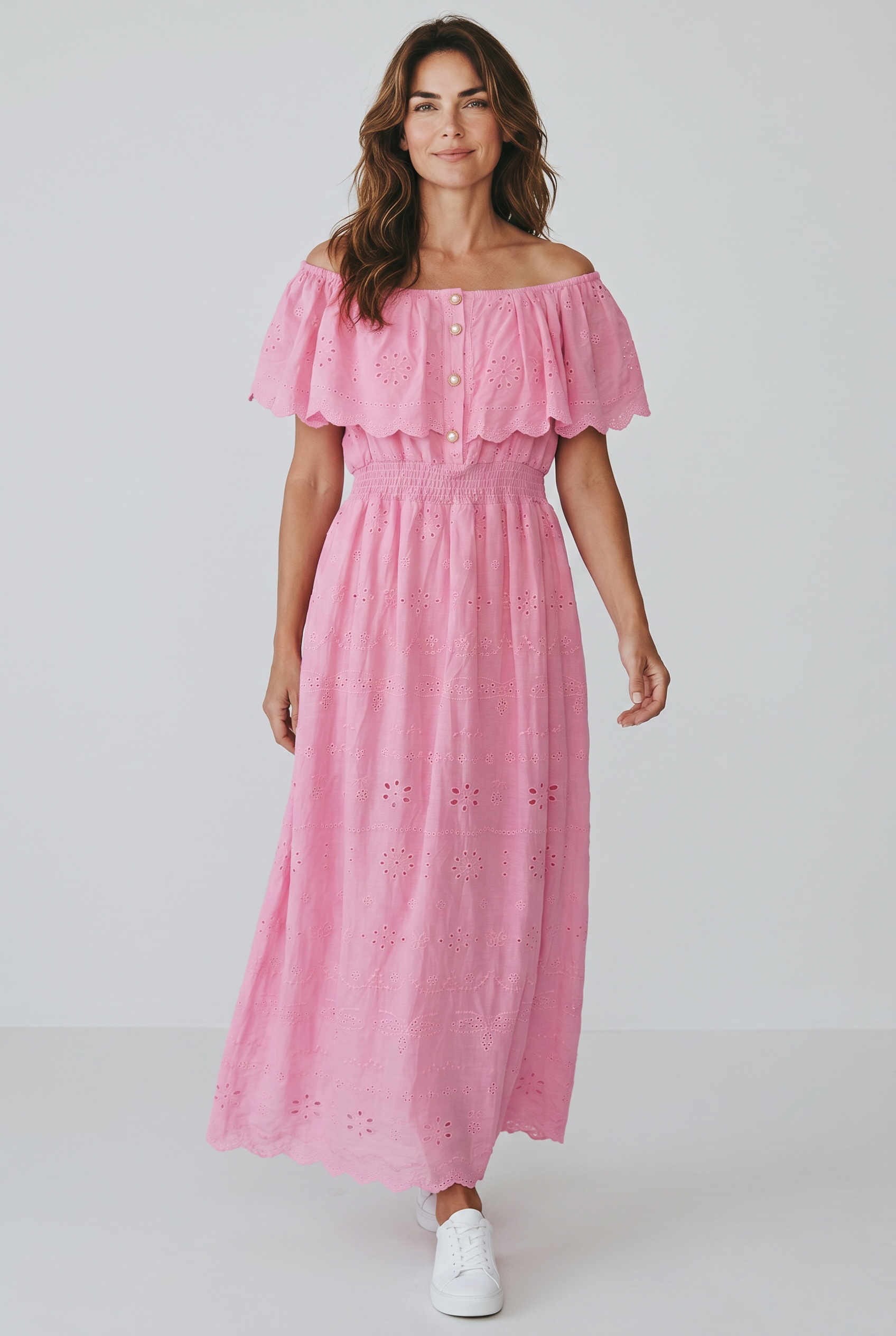 Rochie lungă din bumbac brodat cu volane – Eleganță și confort pentru sezonul cald