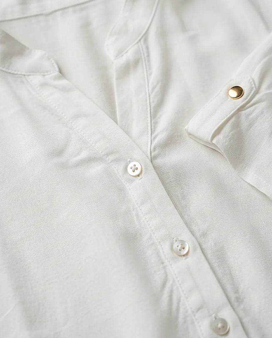 Bluză albă de damă tip cămașă cu guler tunică și mâneci 3/4 reglabile, stil casual-elegant