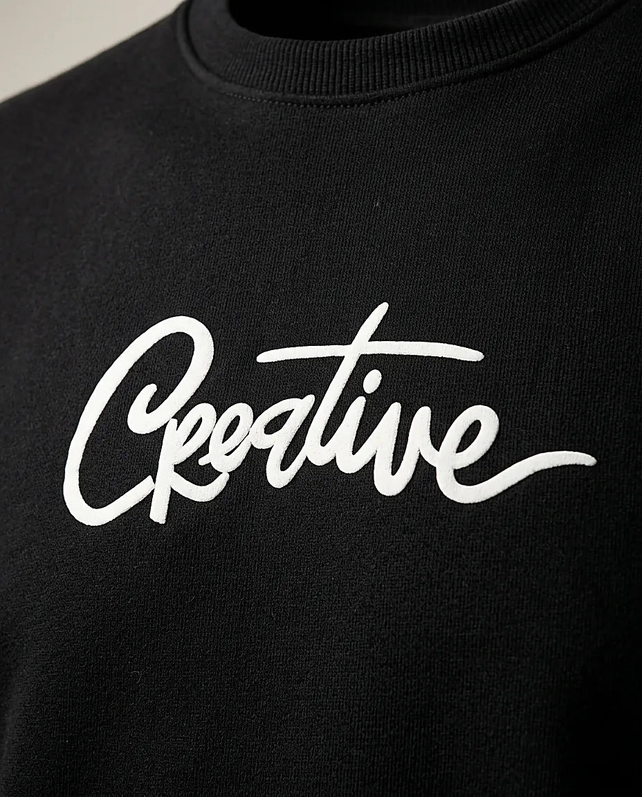 Bluză bărbătească neagră casual cu mânecă lungă și imprimeu text 'creative', ideală pentru ținute urbane și streetwear