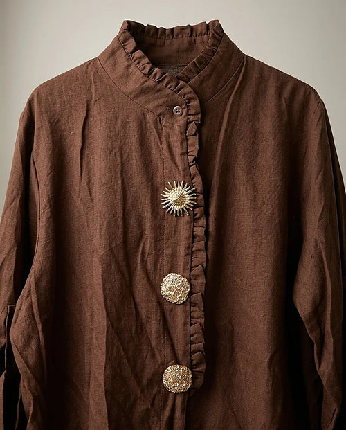 Bluză damă elegantă maro cu guler înalt volanat și nasturi decorativi tip bijuterie, mâneci reglabile