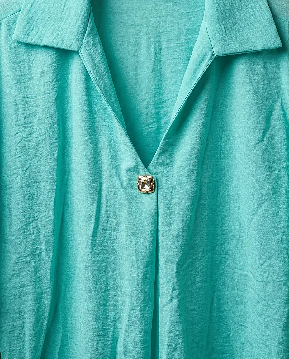 Bluză damă elegantă turcoaz cu guler, decolteu în v și nasturi decorativi bijuterie