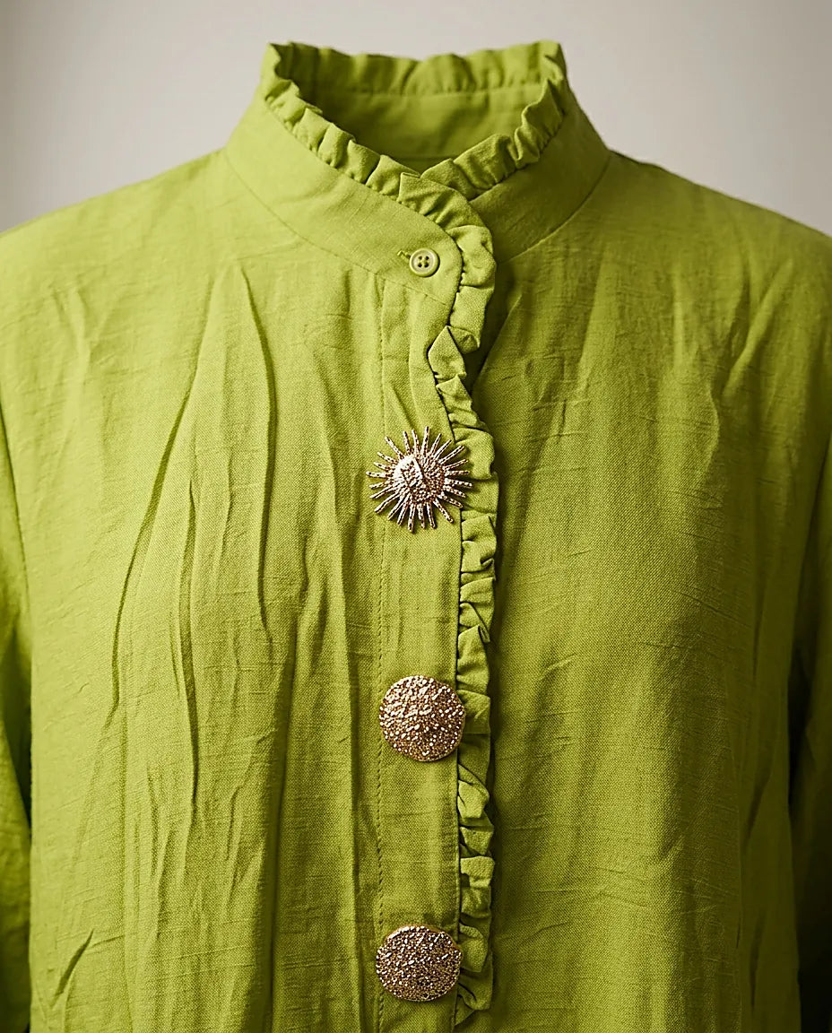Bluză damă elegantă verde lime cu guler înalt și volane, nasturi decorativi aurii și broșă soare