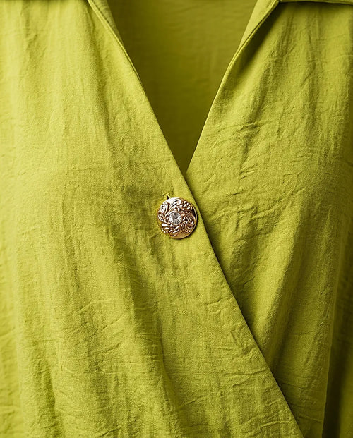 Bluză damă elegantă verde lime cu guler, nasture decorativ tip bijuterie și mâneci trei sferturi