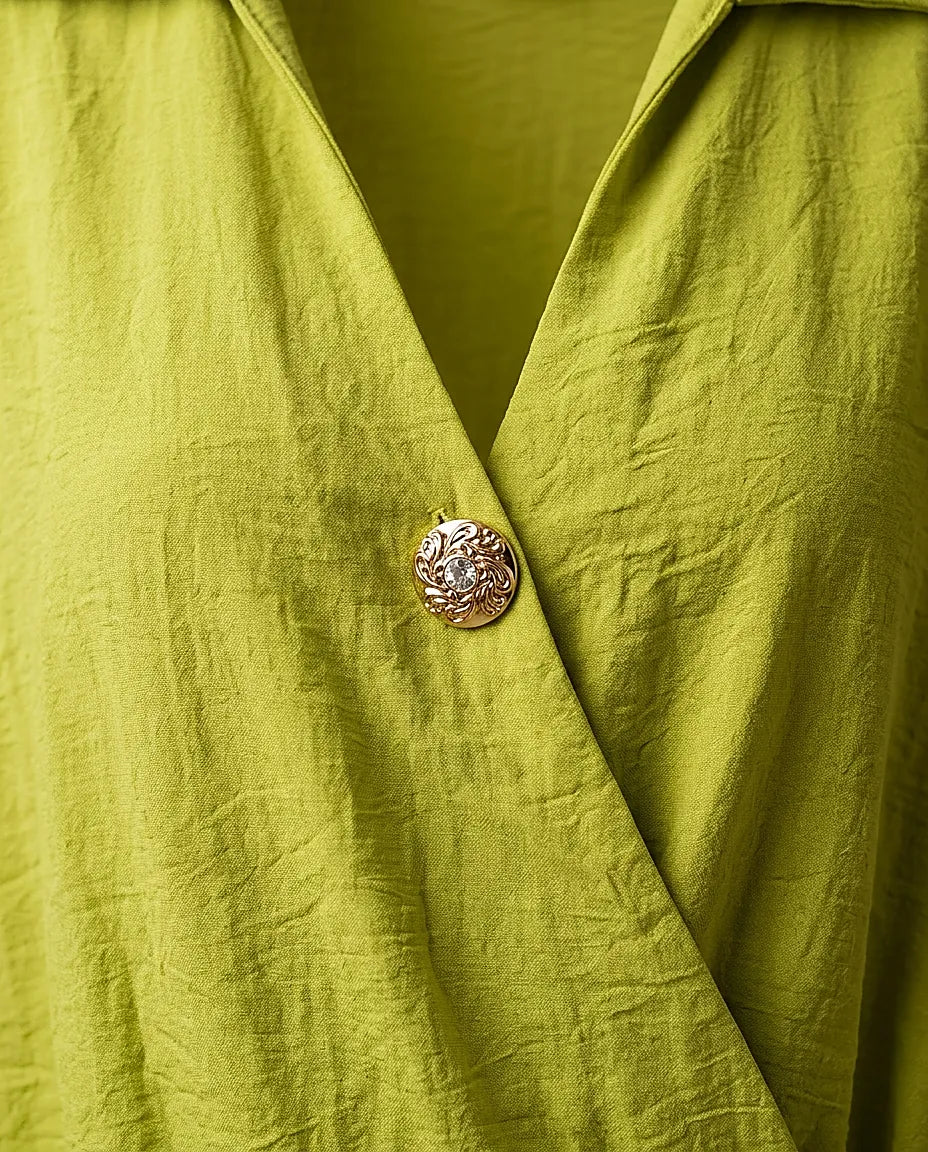 Bluză damă elegantă verde lime cu guler, nasture decorativ tip bijuterie și mâneci trei sferturi