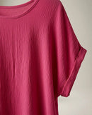 Bluză damă roz fucsia din vâscoză creponată, model lejer cu mâneci scurte suflecate și decolteu rotund, stil casual-elegant
