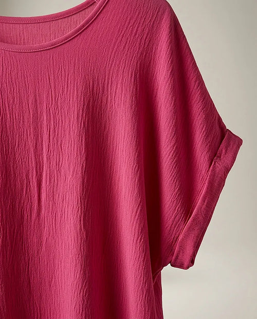 Bluză damă roz fucsia din vâscoză creponată, model lejer cu mâneci scurte suflecate și decolteu rotund, stil casual-elegant