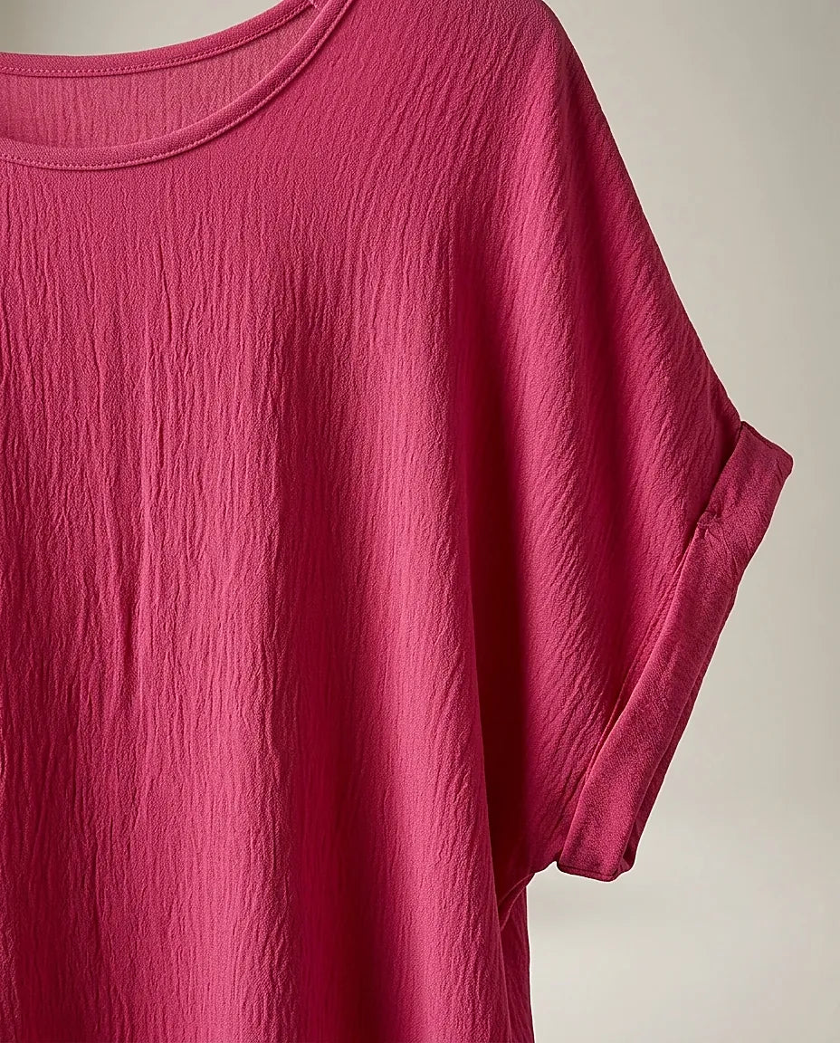 Bluză damă roz fucsia din vâscoză creponată, model lejer cu mâneci scurte suflecate și decolteu rotund, stil casual-elegant