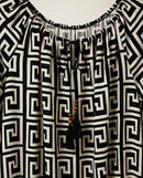 Bluză damă stil boho-chic cu imprimeu geometric grecian, mâneci lungi și decolteu cu șnur și ciucuri