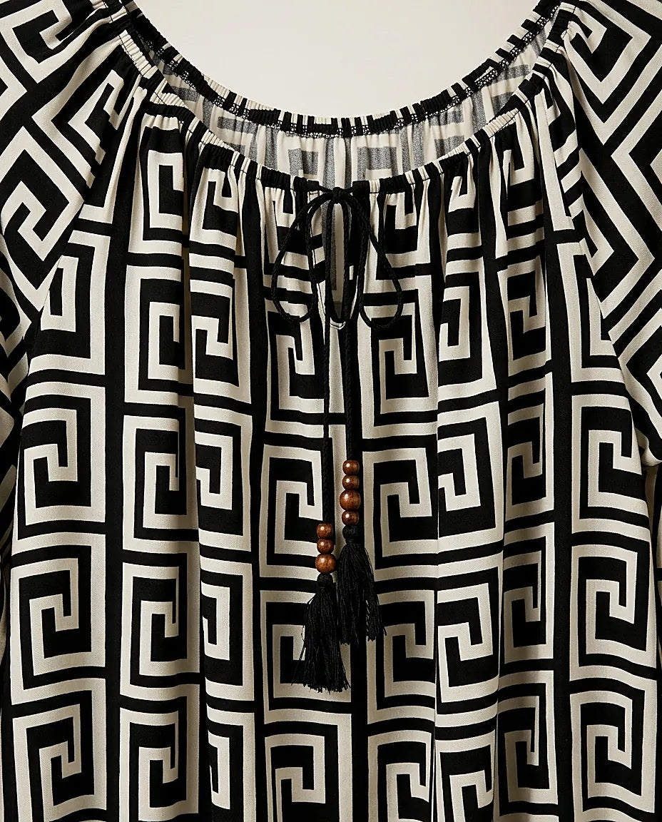 Bluză damă stil boho-chic cu imprimeu geometric grecian, mâneci lungi și decolteu cu șnur și ciucuri