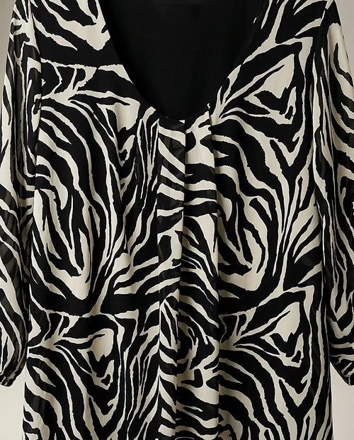 Bluză de damă elegantă cu imprimeu animal print zebră, mânecă lungă și decolteu în v, ideală pentru ținute casual sau office