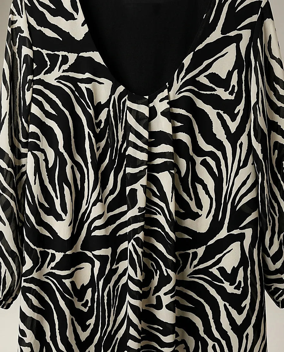 Bluză de damă elegantă cu imprimeu animal print zebră, mânecă lungă și decolteu în v, ideală pentru ținute casual sau office