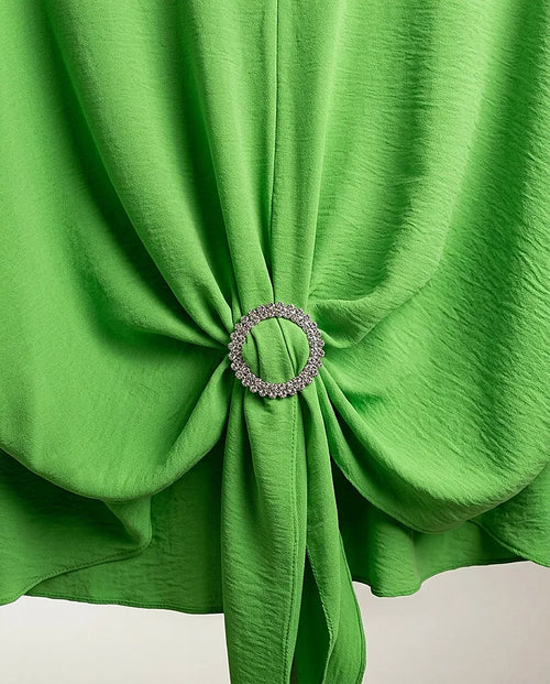 Bluză elegantă damă verde lime cu guler, decolteu în v și cataramă decorativă cu strasuri