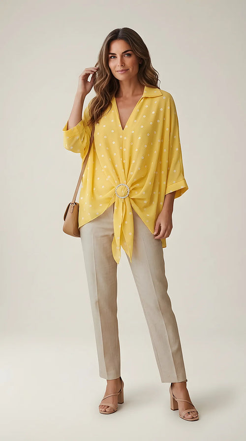 Bluză elegantă galbenă cu buline albe și nod decorativ cu cataramă strălucitoare, mânecă lungă, stil casual-chic pentru femei