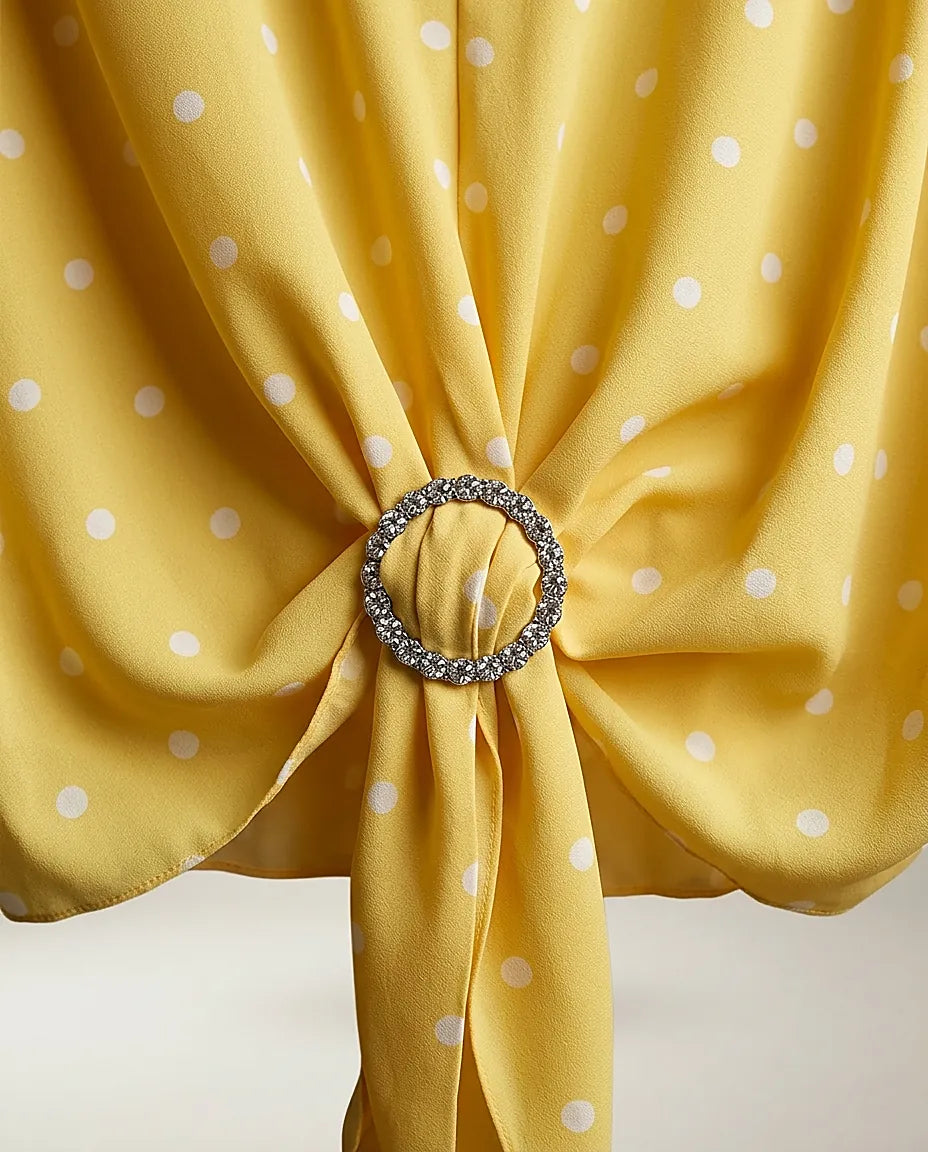Bluză elegantă galbenă cu buline albe și nod decorativ cu cataramă strălucitoare, mânecă lungă, stil casual-chic pentru femei