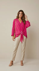 Bluză fucsia elegantă cu buline albe și cataramă decorativă la nivelul taliei, mânecă lungă, stil casual-chic