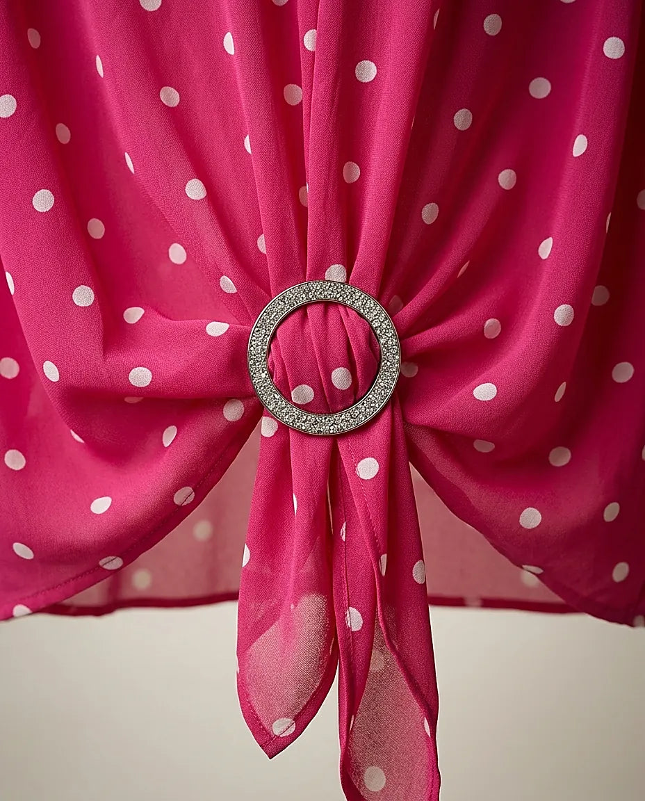 Bluză fucsia elegantă cu buline albe și cataramă decorativă la nivelul taliei, mânecă lungă, stil casual-chic