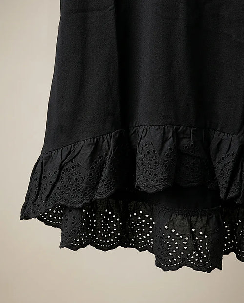 Bluză neagră de damă cu volane din broderie englezească la mâneci și tiv, stil casual-elegant din bumbac