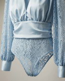 Body elegant de damă bleu cu mâneci lungi din dantelă și decolteu în v, top tip bluză satinată de ocazie