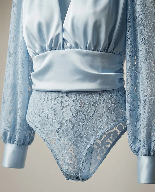 Body elegant de damă bleu cu mâneci lungi din dantelă și decolteu în v, top tip bluză satinată de ocazie