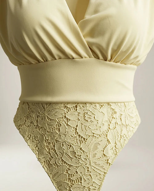 Body elegant de damă galben pai, cu decolteu petrecut în v și mâneci lungi din dantelă florală, stil bluzat