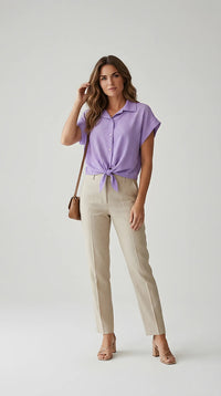 Cămașă damă mov lavandă cu nod în față și mânecă scurtă, textură creponată cu inserții strălucitoare argintii, stil casual-chic de vară | Mira Style