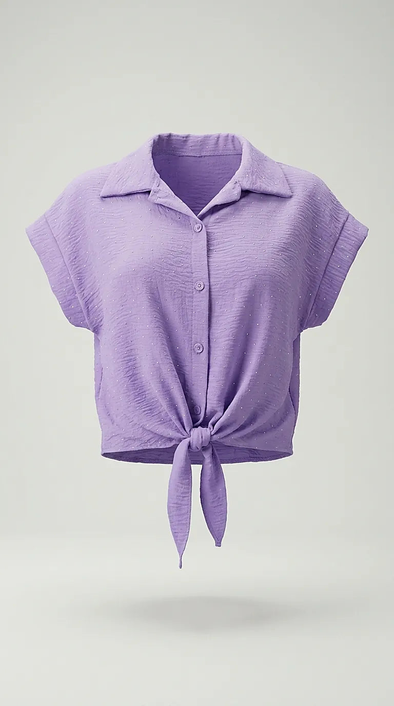 Cămașă damă mov lavandă cu nod în față și mânecă scurtă, textură creponată cu inserții strălucitoare argintii, stil casual-chic de vară | Mira Style