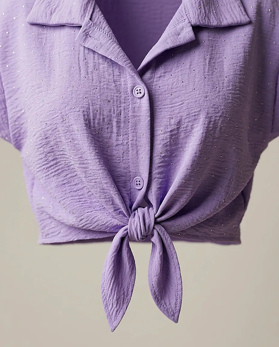 Cămașă damă mov lavandă cu nod în față și mânecă scurtă, textură creponată cu inserții strălucitoare argintii, stil casual-chic de vară